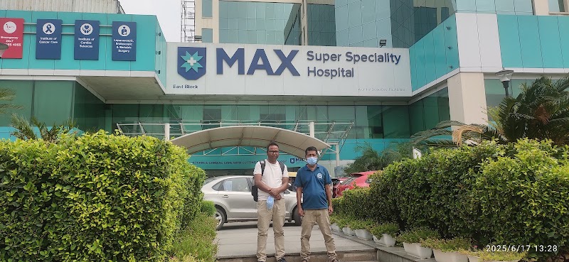 Dr. Rayaz Ahmed - Oncologist in Delhi