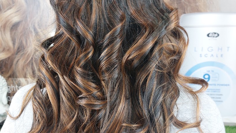 Makeover unisex salon - Beauty Parlor in Delhi