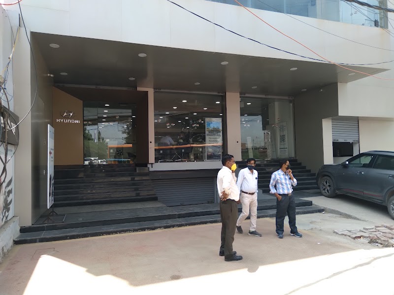 Universal Hyundai - 4 Wheeler Showroom in Delhi